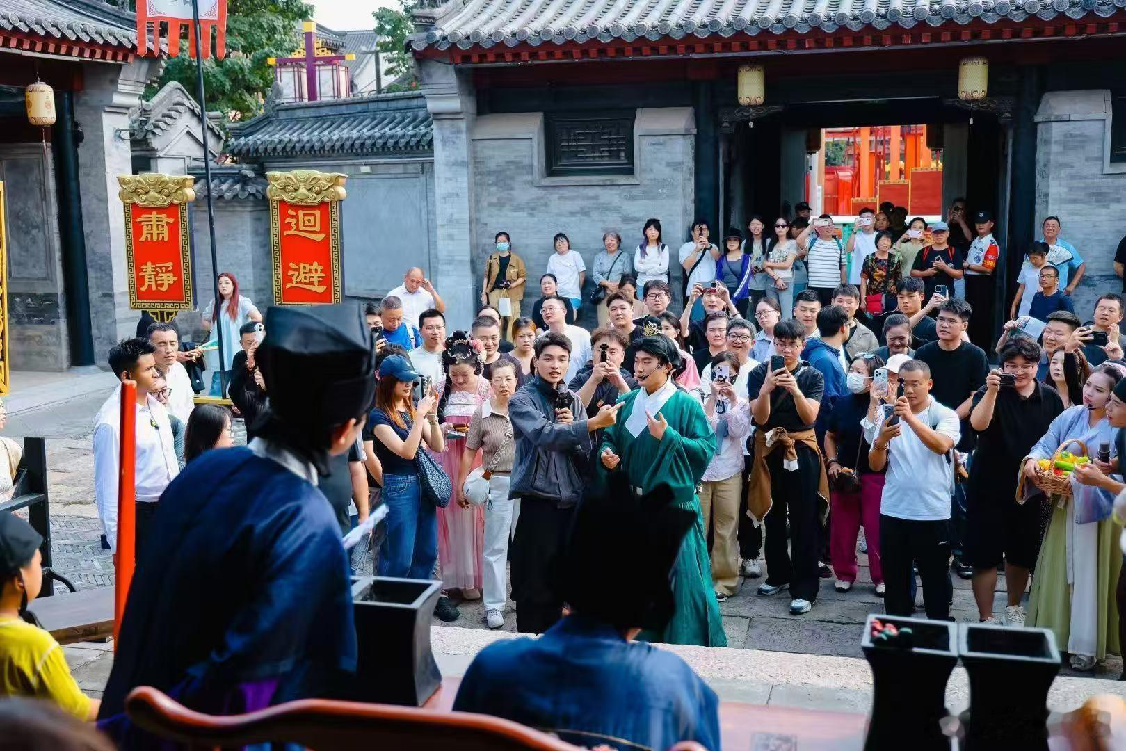 国庆的快乐被琅琊古城承包了国庆出游氛围感天花板！琅琊古城真的太会了！全程轻松不拥