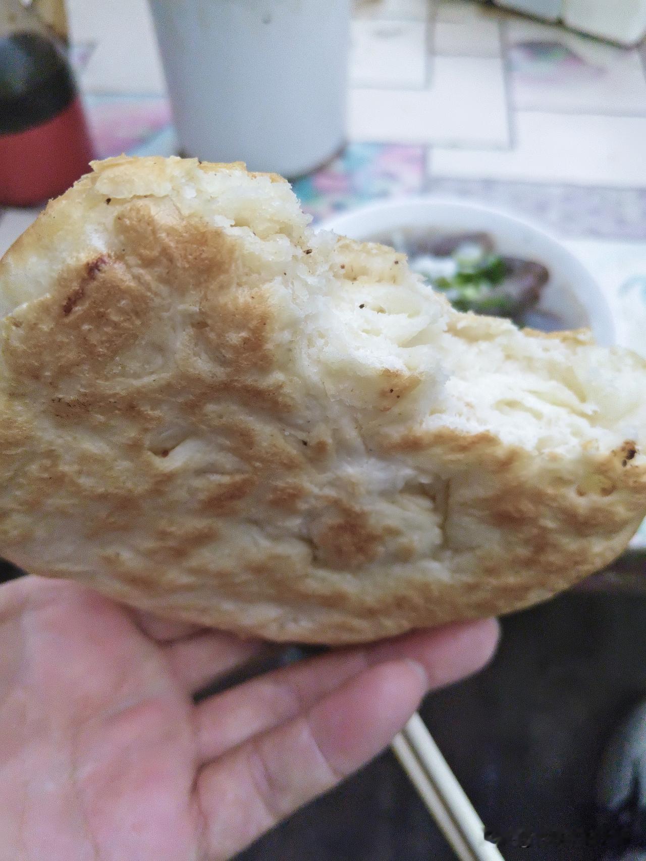 说一样十年没涨价的早点，她家的火烧算一个。
来她家吃火烧，得十来年了，那时桥洞还