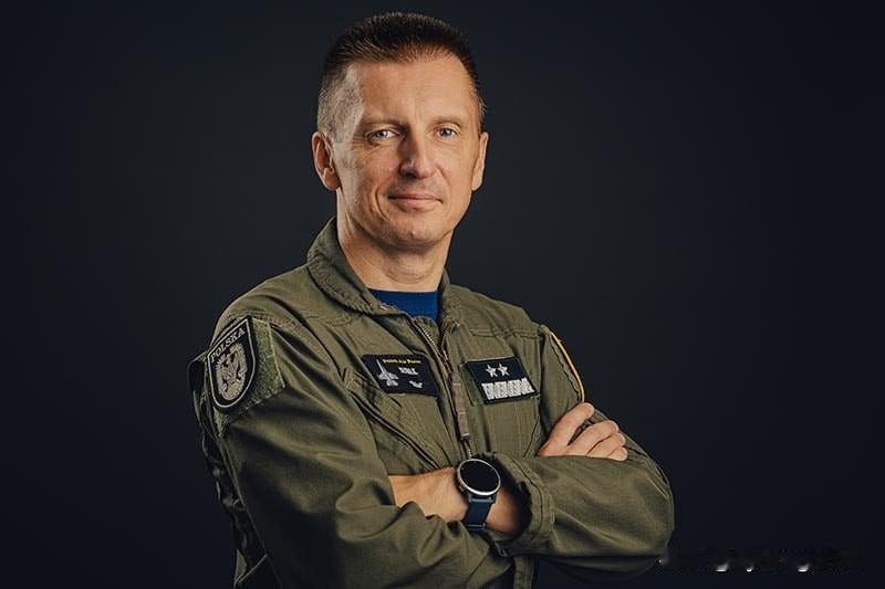 🇵🇱 伊雷纽什·诺瓦克将军获任波兰武装部队作战司令部司令

伊雷纽什·诺瓦克