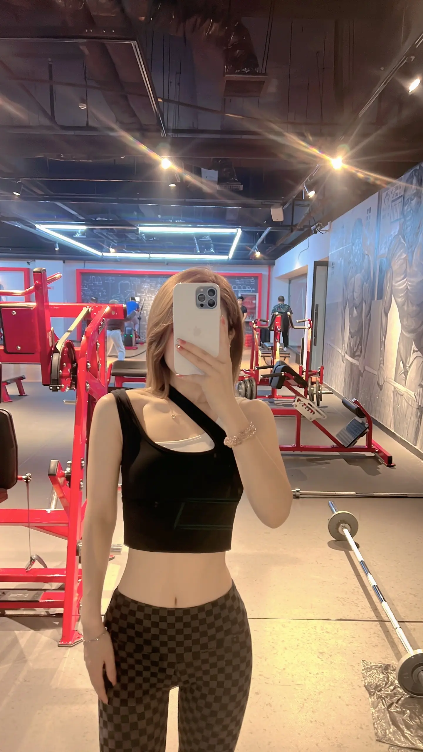 努力得来的  大方展示撸铁女孩
