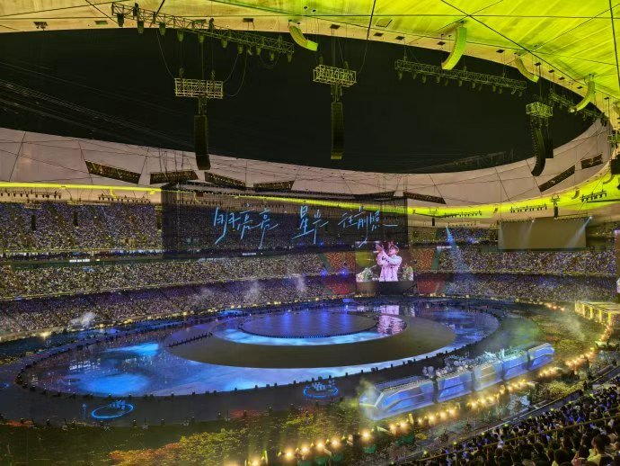 张杰赚点钱全花舞美上了 张杰鸟巢演唱会的舞美真的绝了！光影交织间全是经费在燃烧的