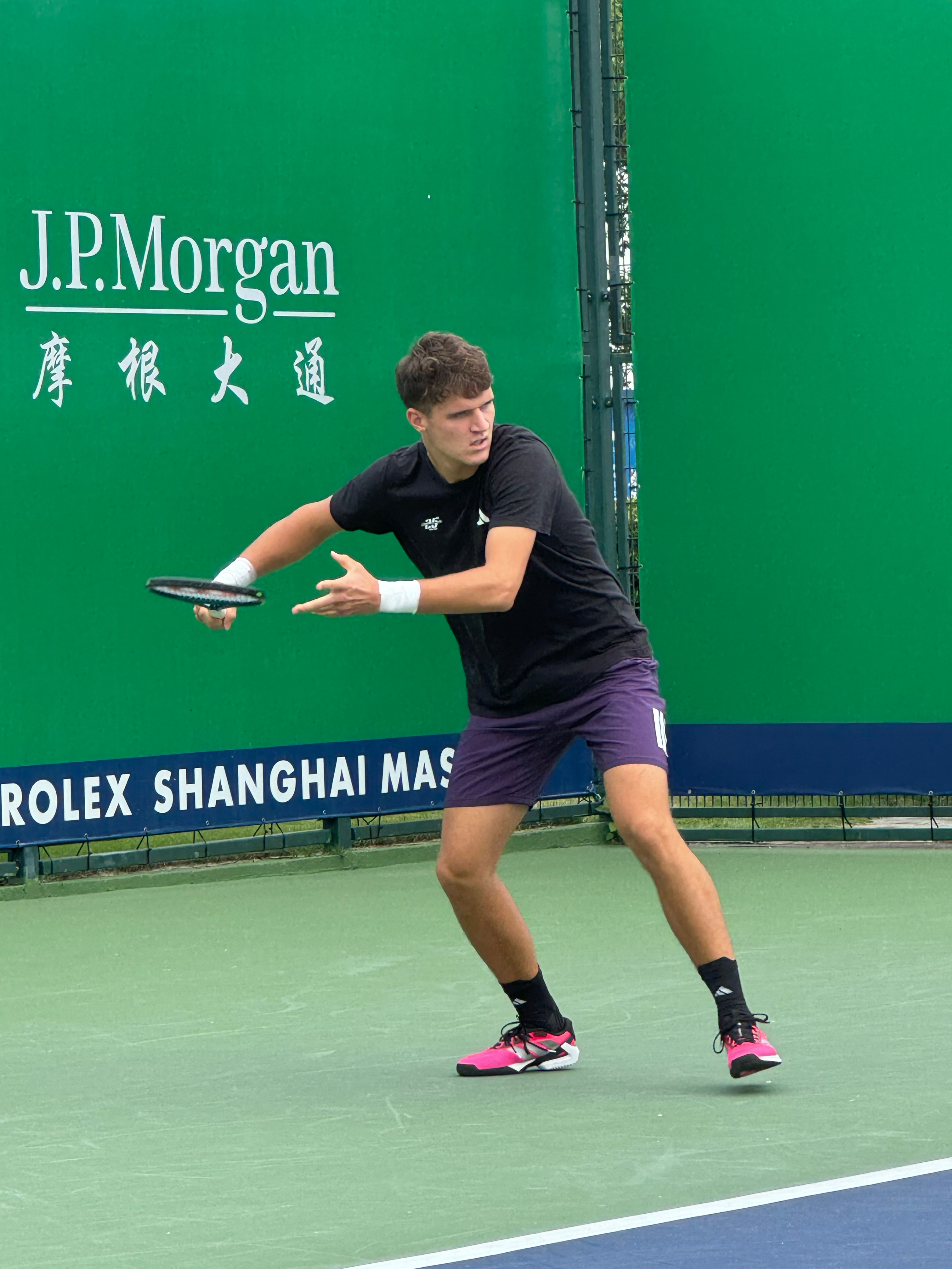 门希克[超话]  昨日抵达上海的门希客今日在2025上海劳力士大师赛 正在进行训