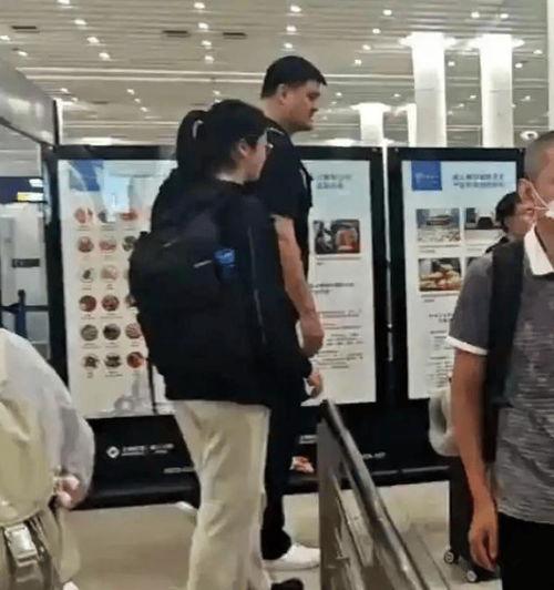 15岁姚沁蕾1米9碾压同龄人！慈善晚宴英语口译封神，姚明教育太圈粉

上海姚基金