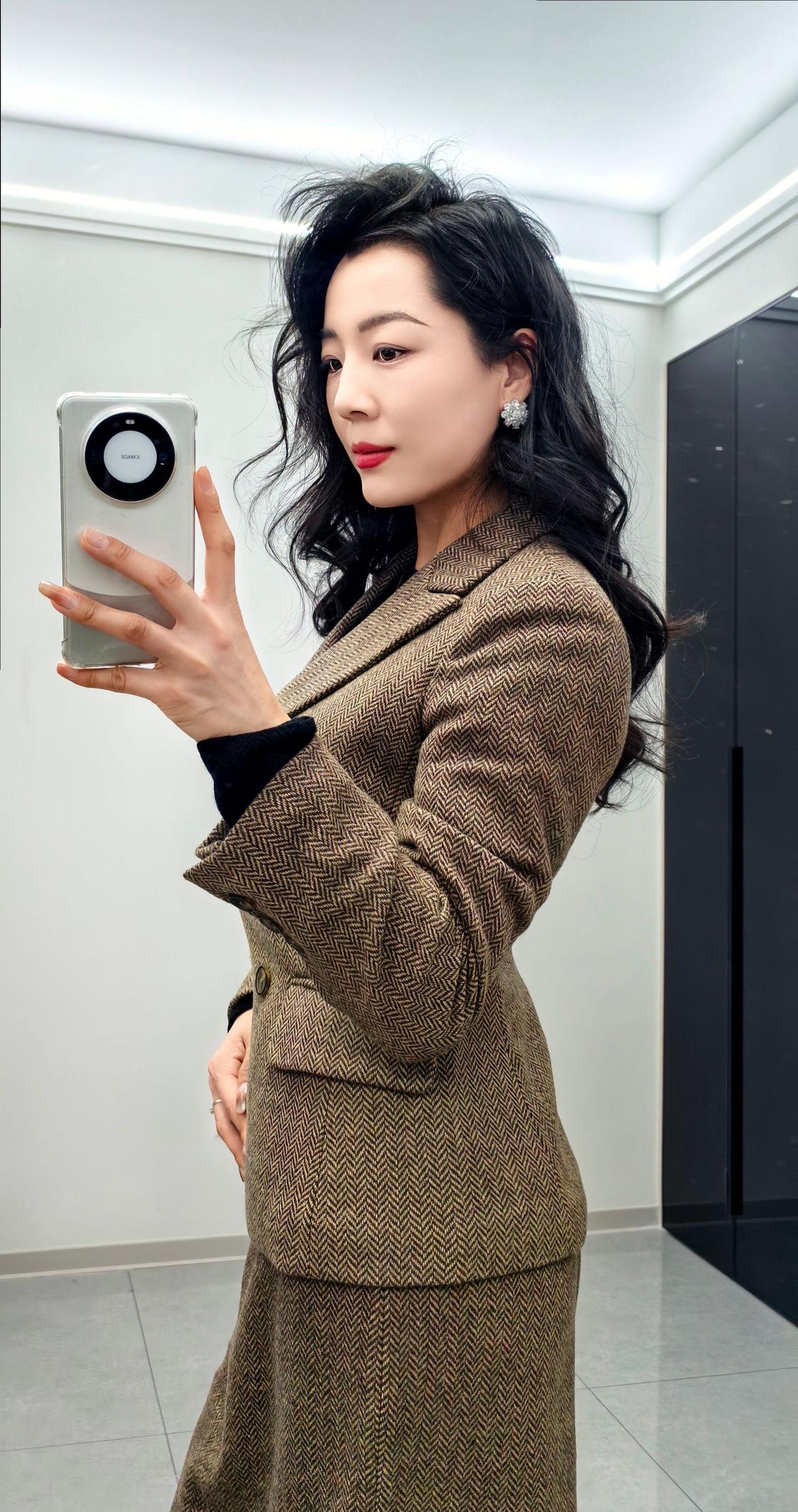 问你们一个问题，女人到了三十几岁到底是脸重要还是身材更重要？只能选一个。