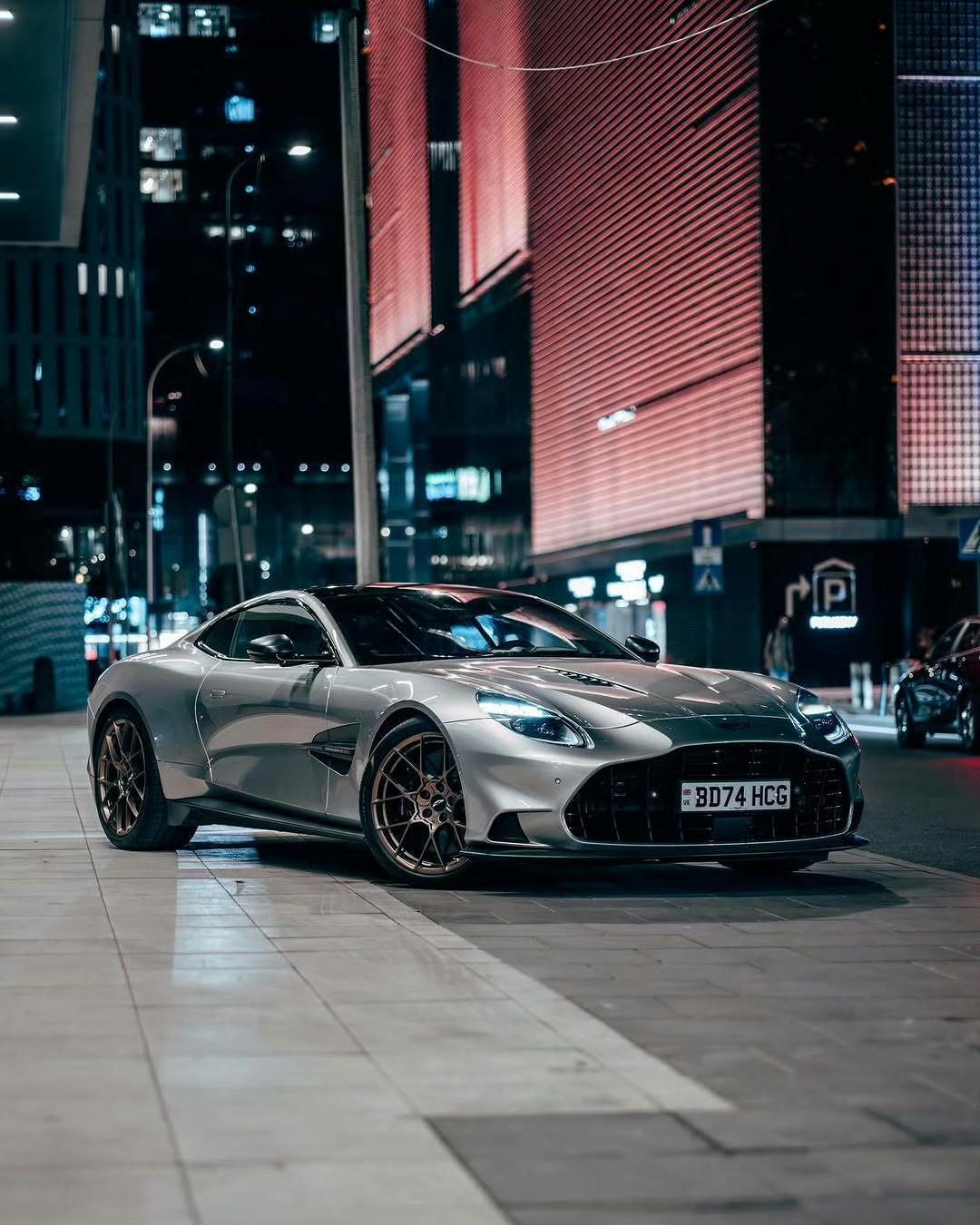 阿斯顿·马丁 V12 Vanquish ​​​