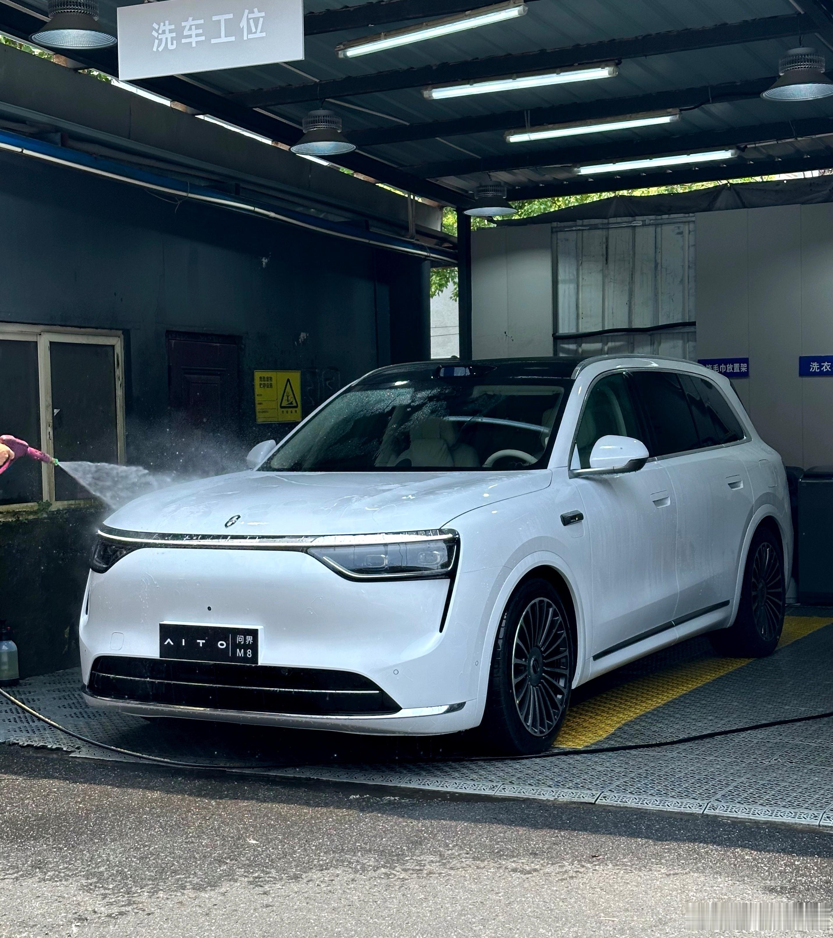 又来鸿蒙大酒店洗车，顺带吃饭啦！同事说这也太省事了，外卖钱都省了，吃得还比外卖好