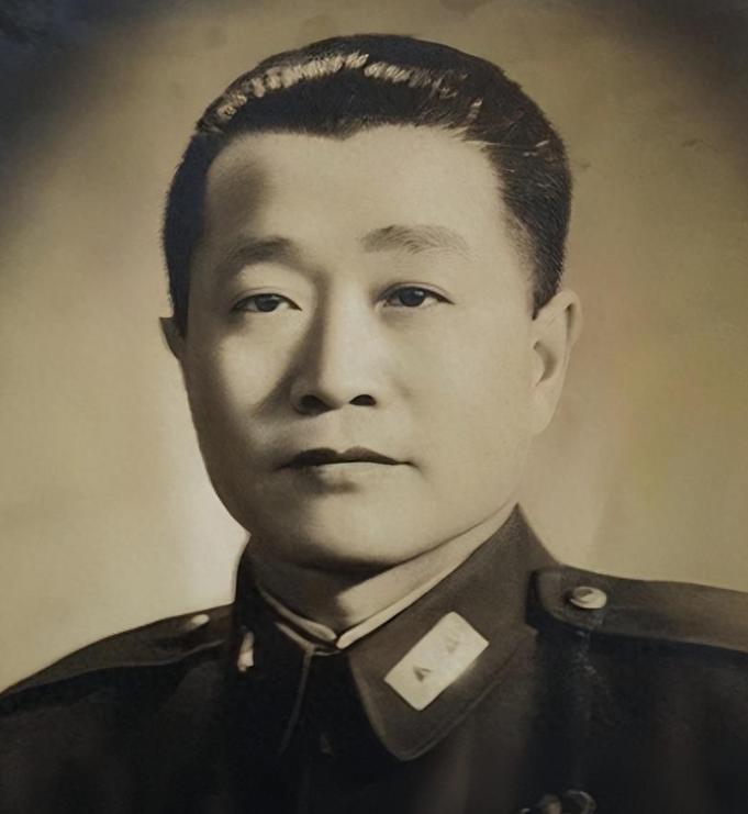 1973年5月8号，杜聿明站在韶山毛主席旧居门前，突然转头对身边工作人员说：“我
