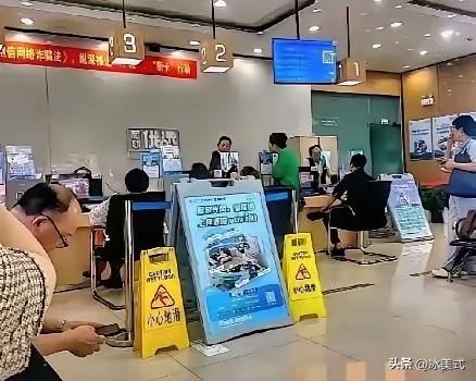 “杀熟”某营业厅内一大姐举着用了15年的号冲柜员吼：“新用户39元就160G，我