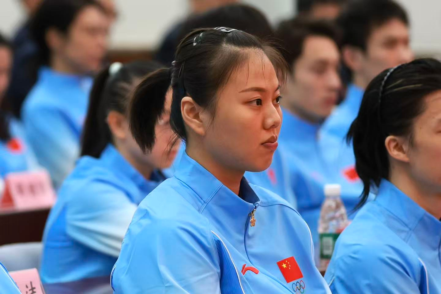 中国女排主教练赵勇、队长龚翔宇和队员王梦洁、庄宇珊参加了昨日的中国体育代表团亚运