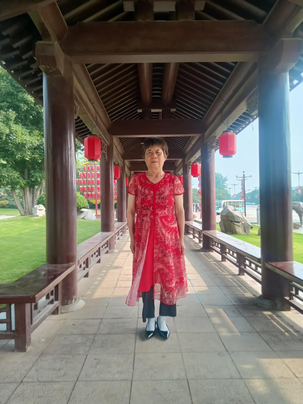 同名同姓
藏头诗
文/李兴伟
同名同姓分不清，
名字要有标志性。
同名前后有符号