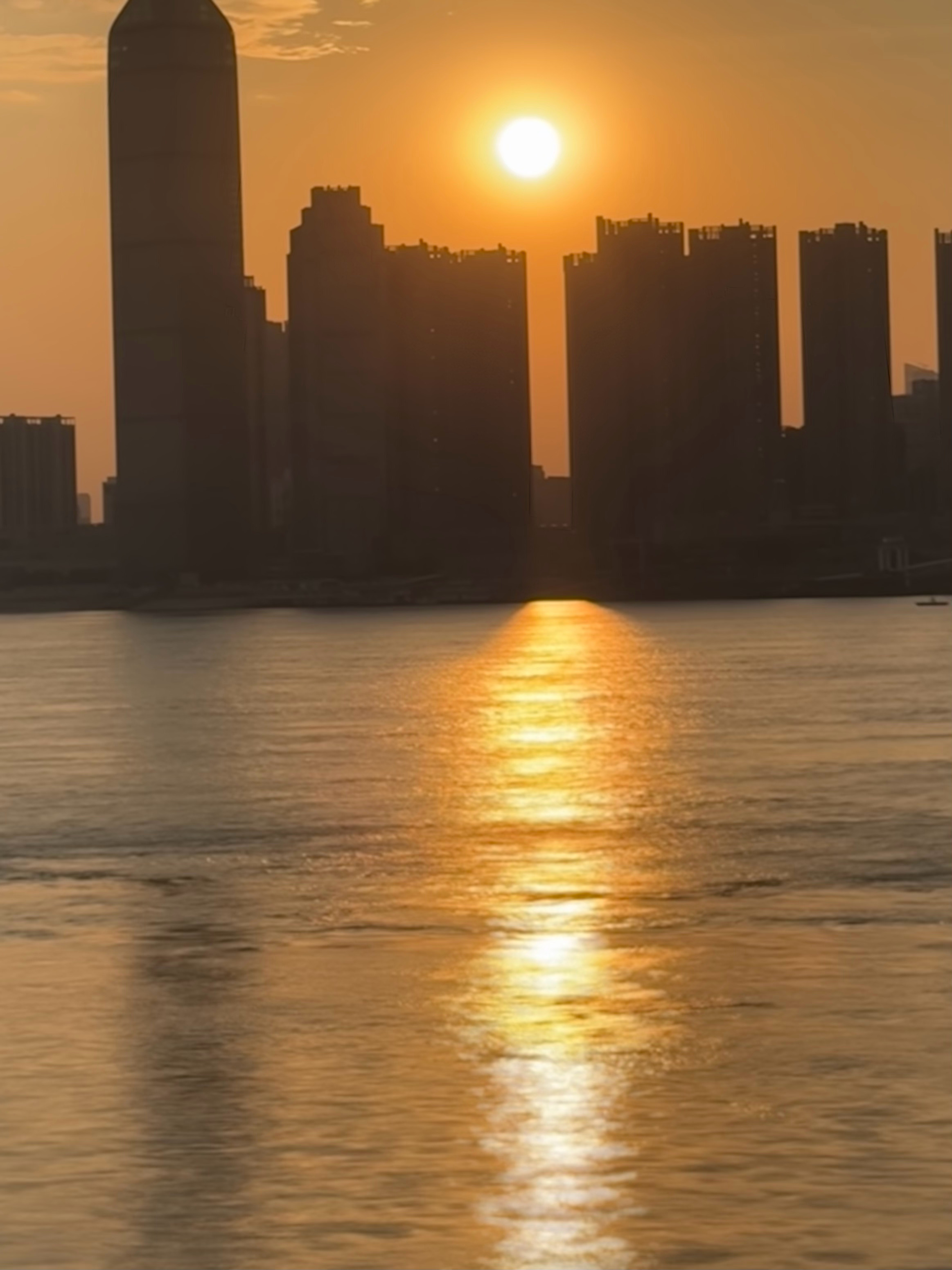 新的一周开始[羞嗒嗒]武汉降温了，早上还挺冷[无聊]一周的出差，多个城市，感觉要