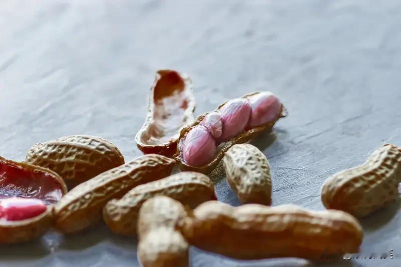 发霉的花生和坚果，千万别吃！

发霉的花生、坚果可能产生黄曲霉毒素，这是一种强致