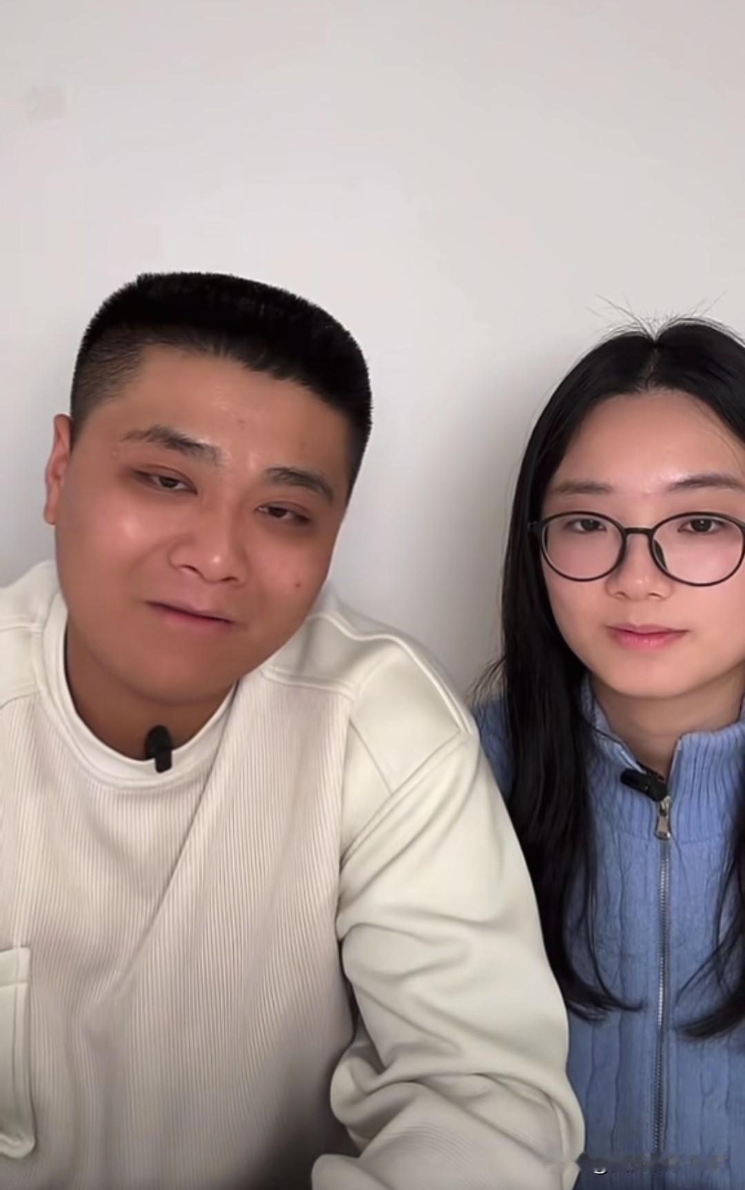 双胞胎哥哥昨天更新视频，并且还直播了。
        更新的视频解说了当年送养