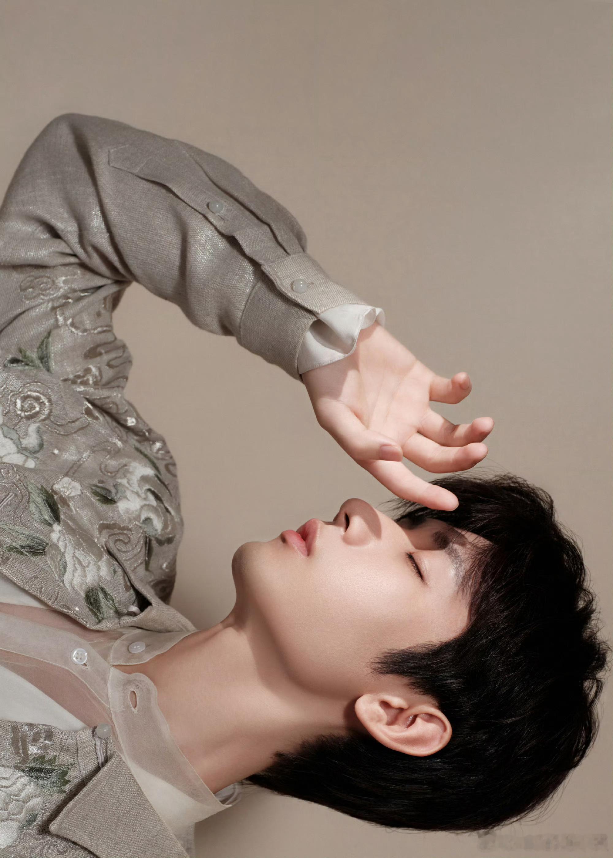 cy成毅，你是远方的风景，我是游走的旅人，我翻山越岭长途跋涉，只为看你一眼。成毅