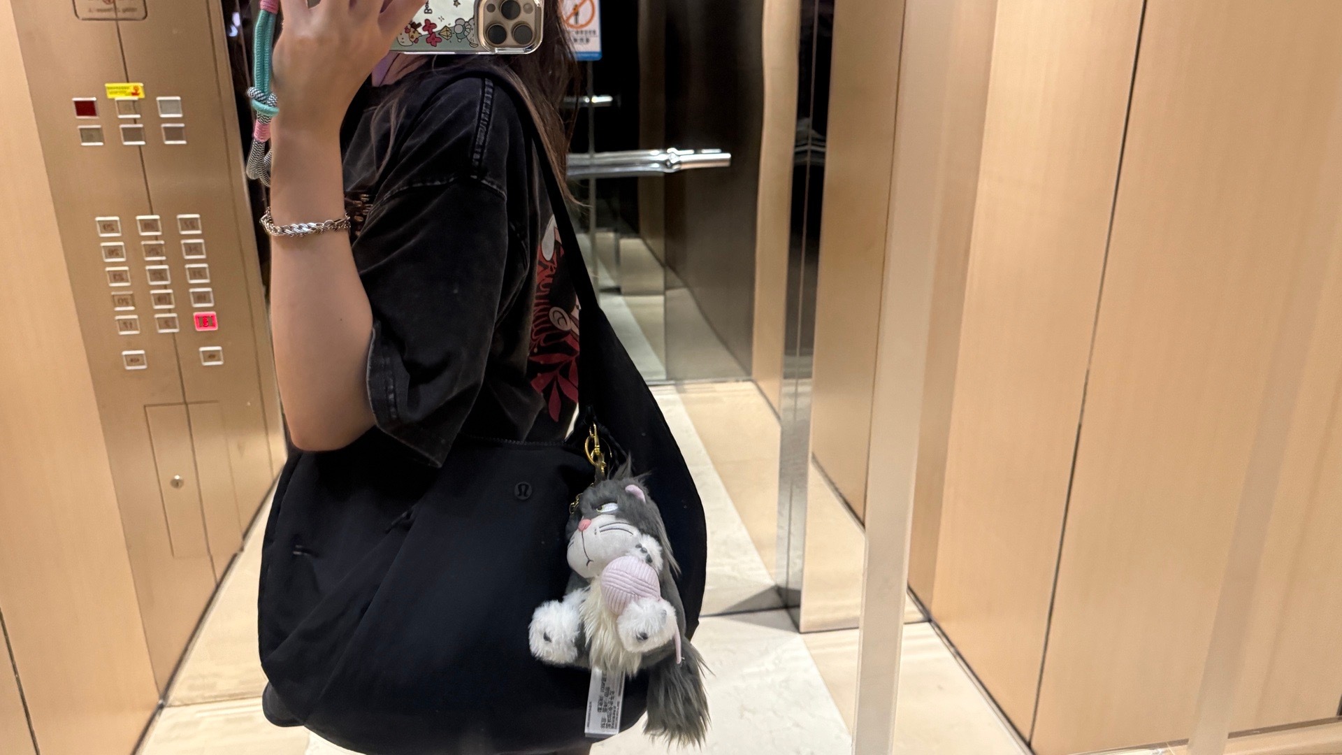 最近开始恢复训练了，路西法陪我健身[嘻嘻] ​​​