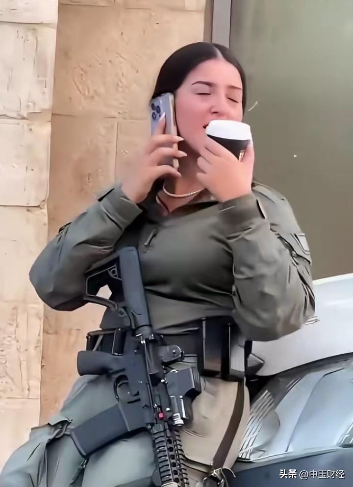 以色列街头到处荷枪实弹的军民，这是其生存的无奈之举。在中东复杂的地缘政治中，这个