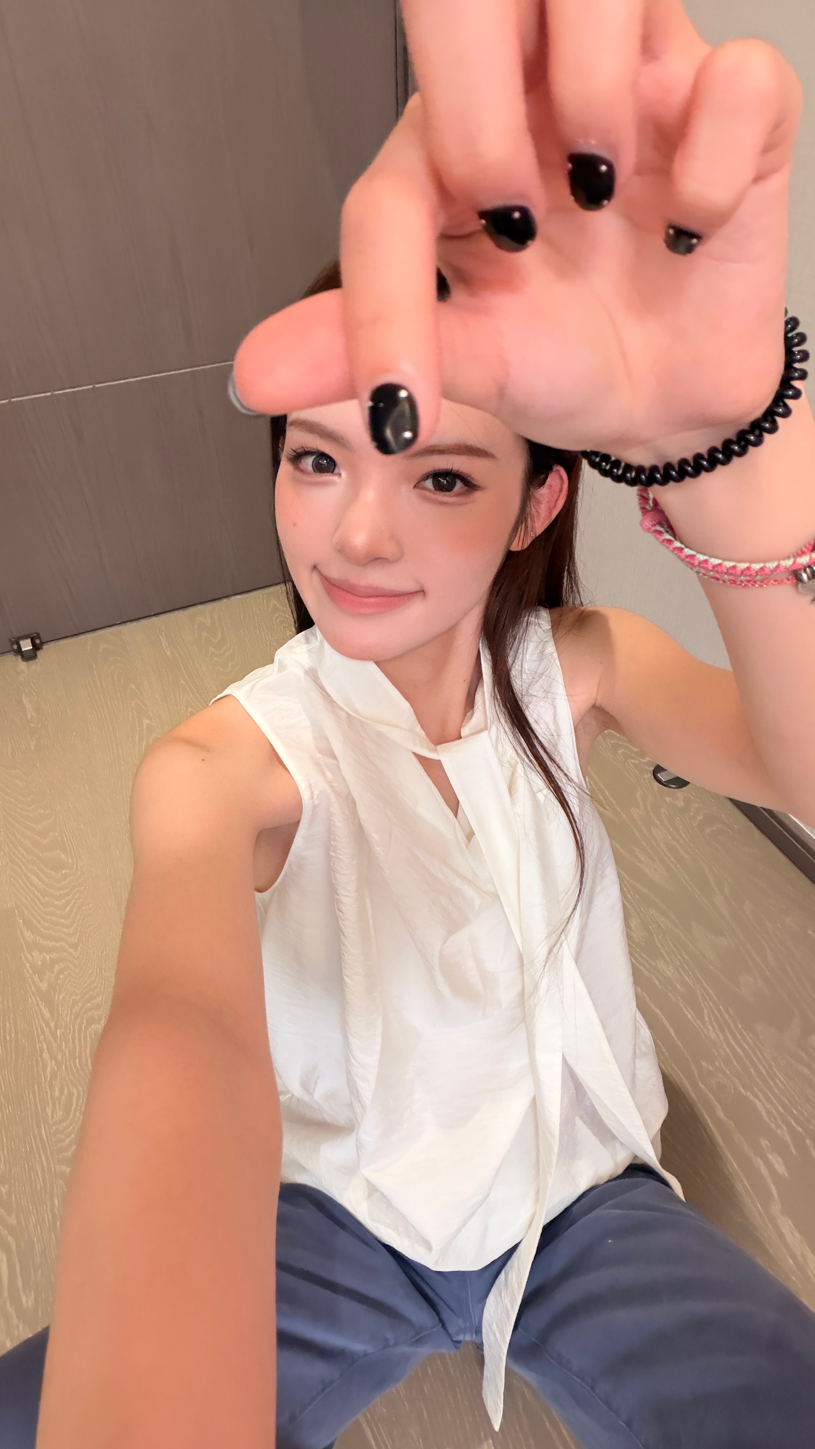 我嘴角好像长了一个像疱疹一样的东西我不敢去看医生因为最近欠得视频太多了我要疯狂拍