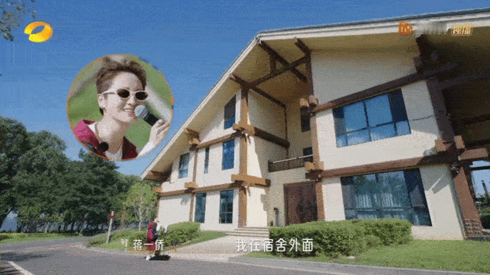 蒋一侨卖唱式叫早假期中的她们蒋一侨解锁“卖唱式叫早”，在姐姐之家外全力开嗓，努力