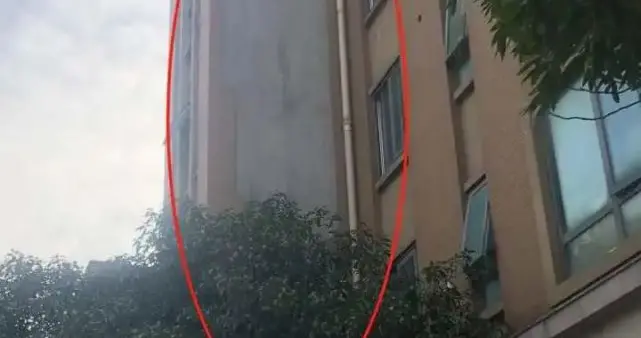 小区外墙画满黑“X”，绿化带里全是墙砖！业主：“住在这里整天提心吊胆”