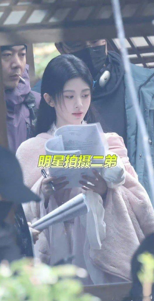 鞠婧祎粉衣黑发  鞠婧祎《月鳞绮纪》新造型路透，粉衣黑发好温柔， 