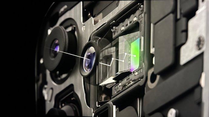 iPhone 15 Pro Max独一份的潜望，也是苹果首次用潜望，镜头跟其它家