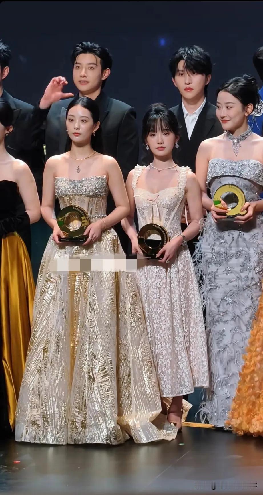 短剧女演员徐艺真和朋友的合影