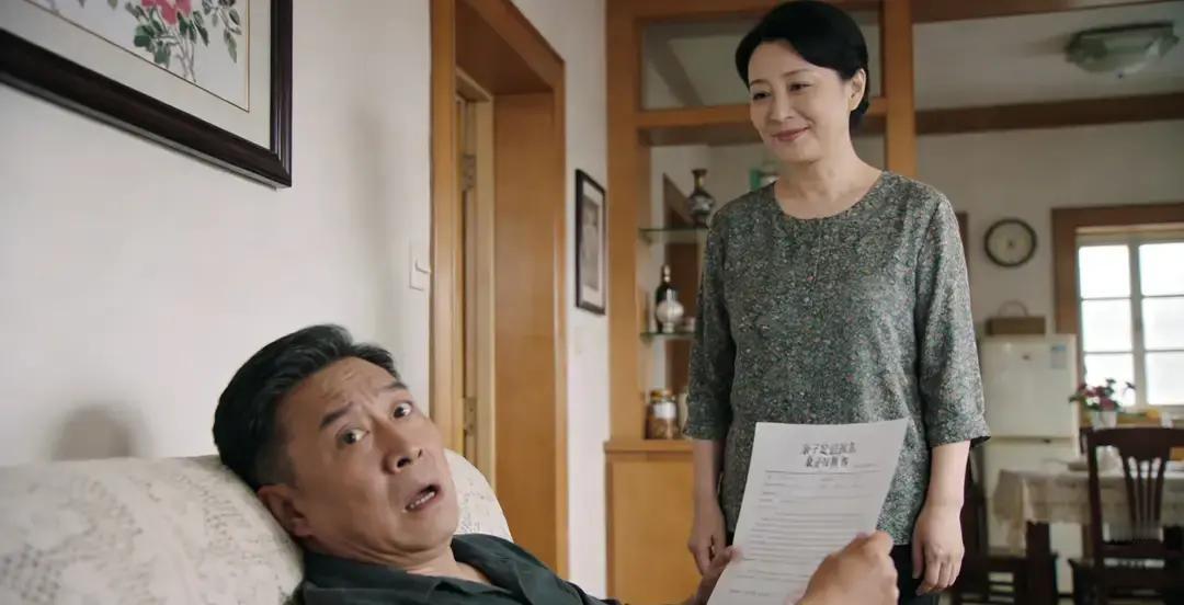 我搂着小三过了15年，妻子不吵不闹，直到我外面的私生子政审被卡，她笑着递来一纸证