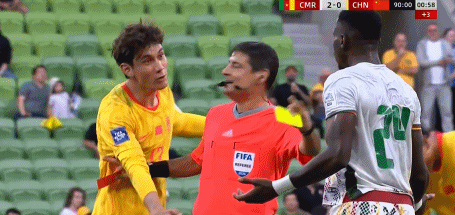 拜合拉木独造两红 拜合拉木造成对方中卫凯勒的第二张黄牌，本场一人造了对手两张红牌