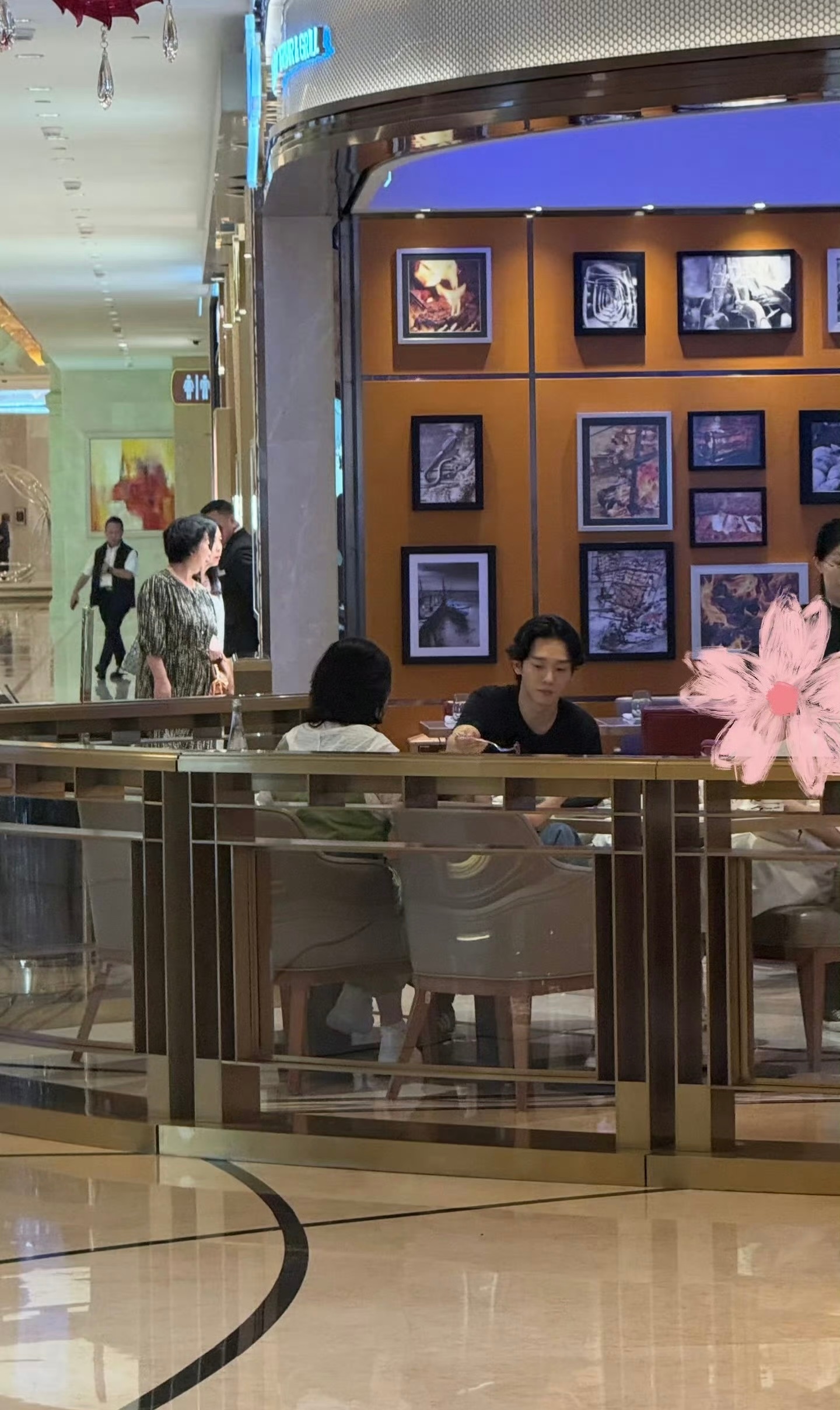 偶遇金钟大带女儿吃饭 偶遇金钟大带女儿吃饭，有网友在澳门偶遇到了金钟大带两个女儿