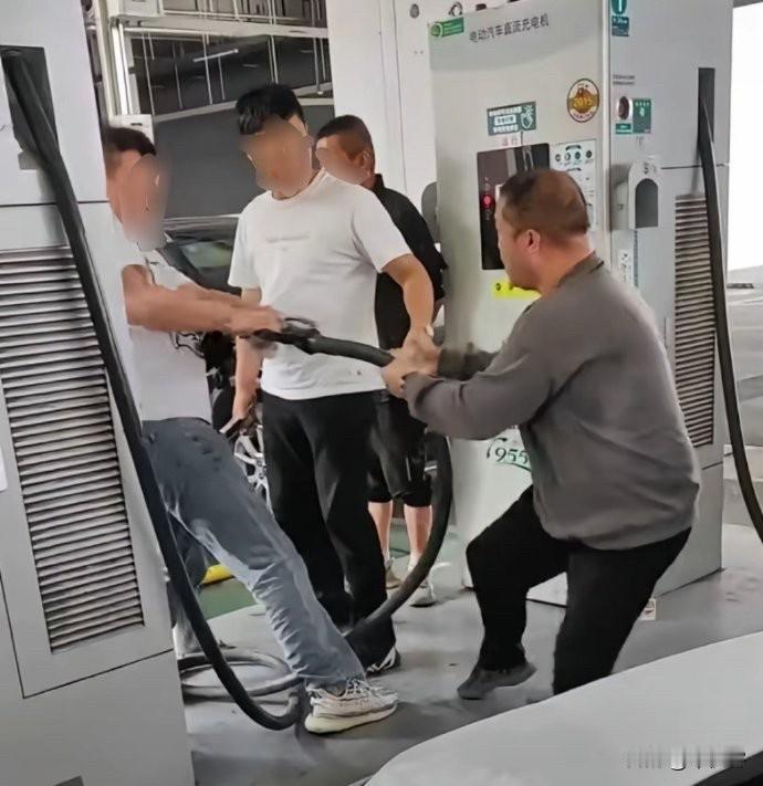 电动车取代油车就是痴人说梦，天方夜谭！

拿什么取代油车？续航低？配套充电设施少