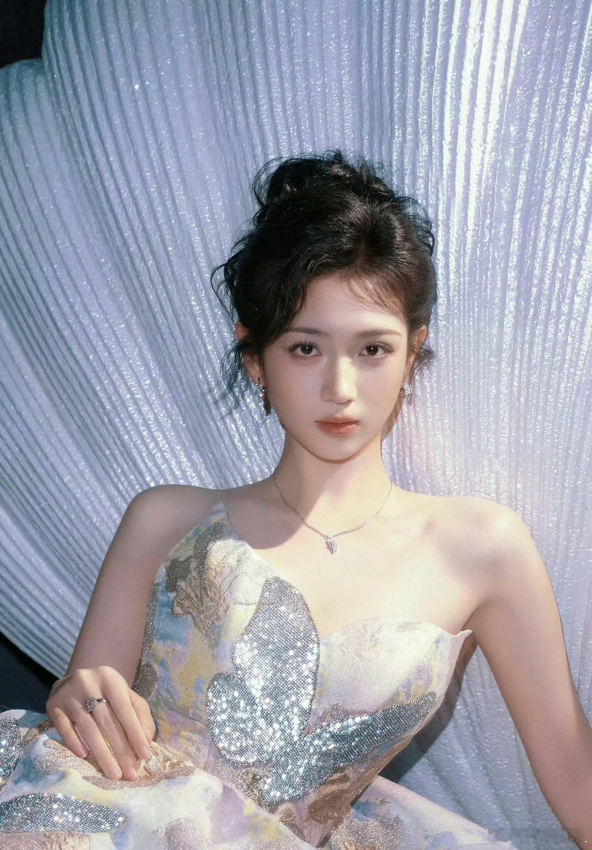 女明星ELLE出图 海风拂过，星光熠熠，她们踏浪而来：代露娃、杨幂 、关晓彤、王