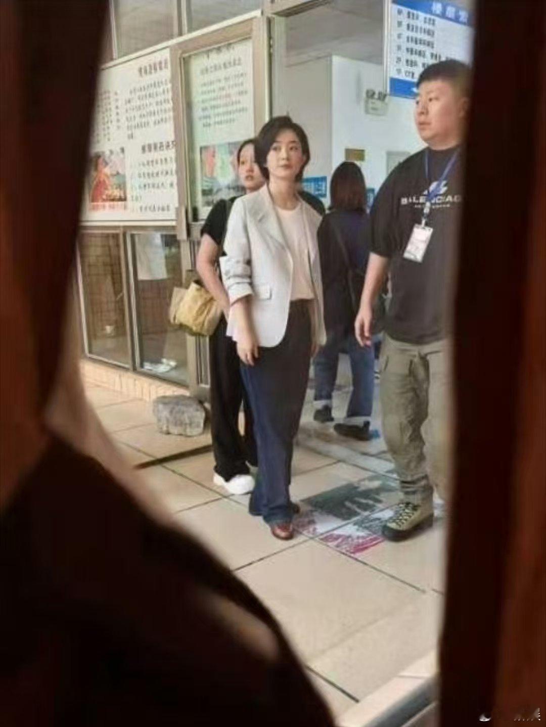 赵丽颖新剧超短发一切为了角色服务，你永远可以相信演员赵丽颖的可塑性!真的反差感超