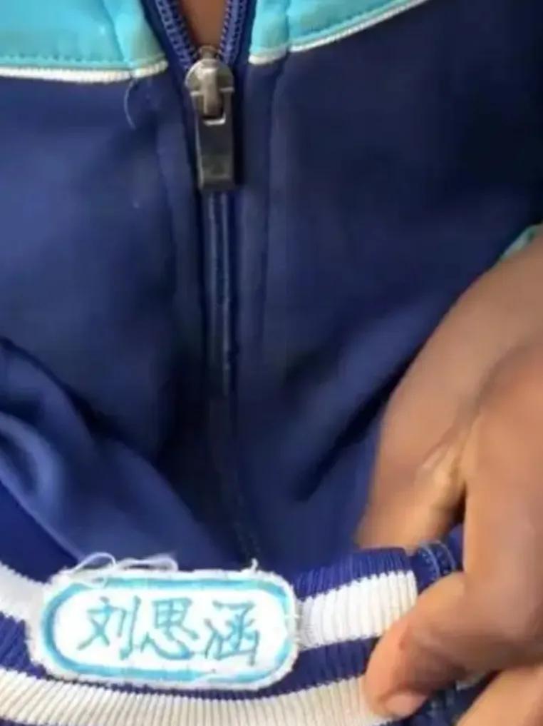 一件旧校服的“漂流记”：照见资源循环的喜与忧

一件写有“刘思涵”名字的中国校服