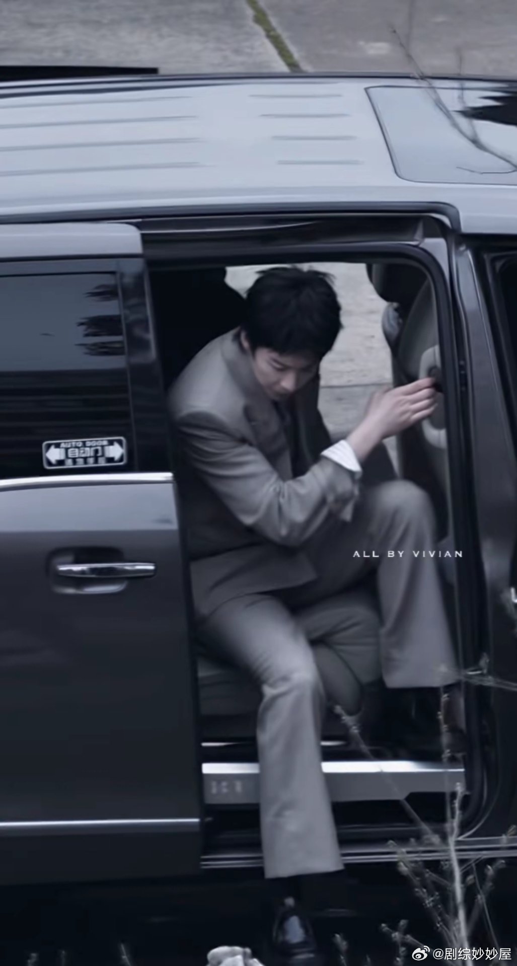 刘宇宁西装界最严厉的父亲刘宇宁西装战神刘宇宁又帅又瘦腿又长，与西装的适配度妥妥1