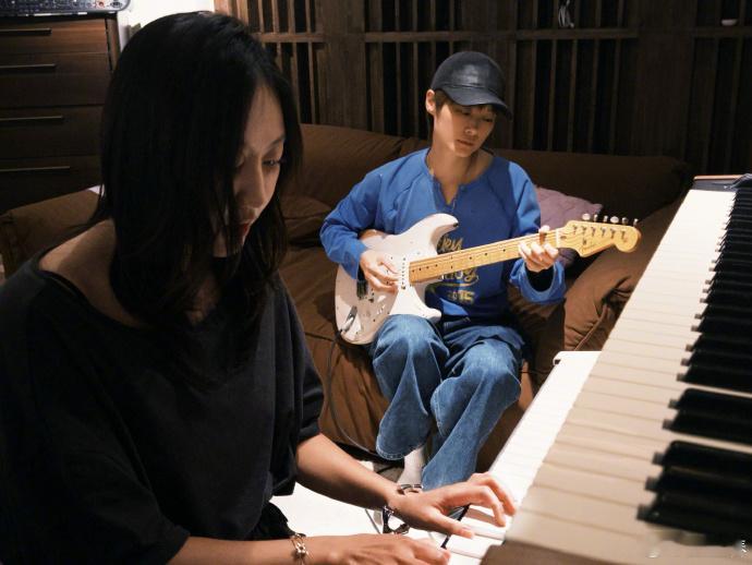 李宇春和陈粒一起研究音乐李宇春陈粒联动 刷到李宇春陈粒的合照，原来二人私下会聚到