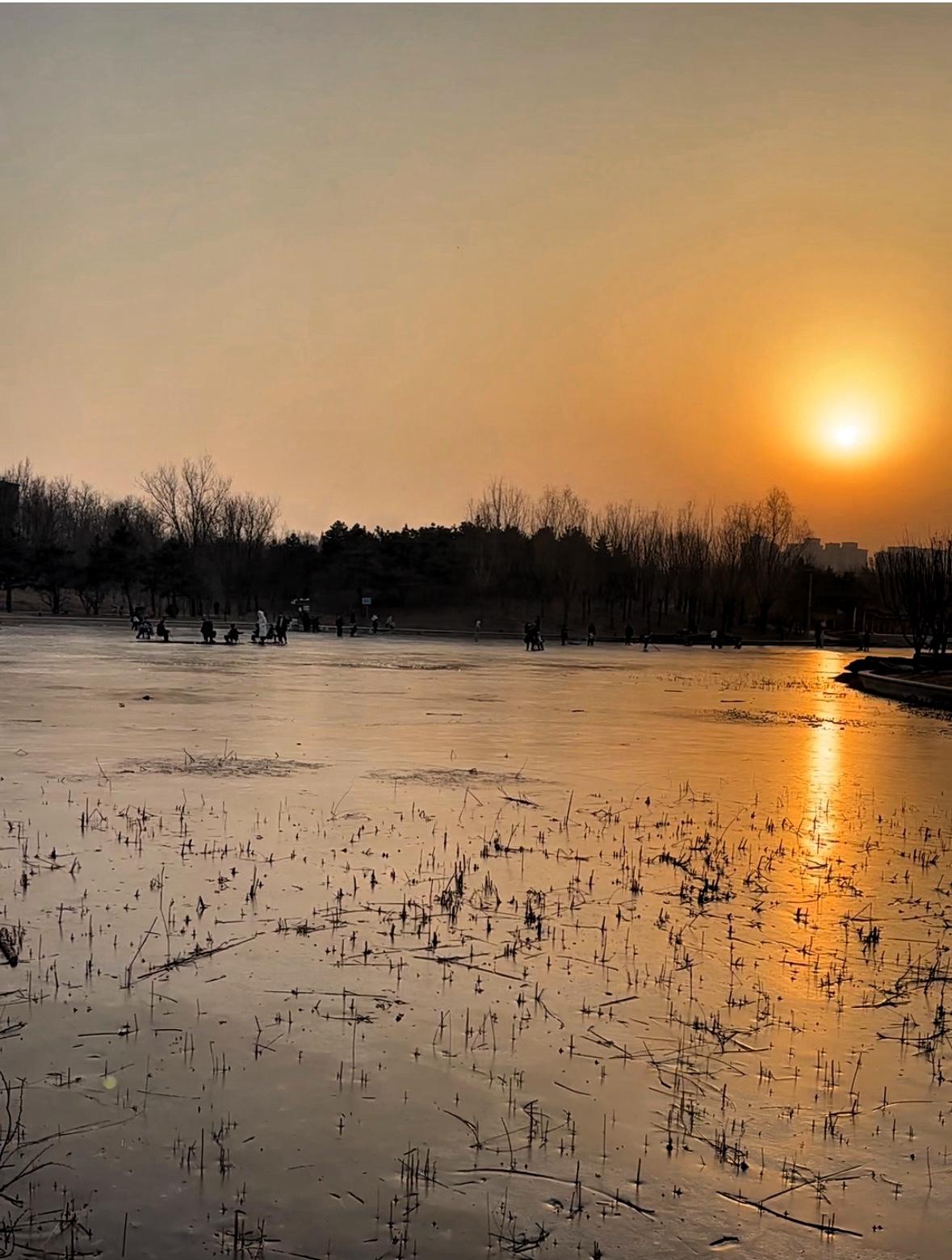 夕阳•冰湖-赋

文/熏墨
冰湖吞落日，熔破琉璃天；
碎金千万片，浮荡水云间；