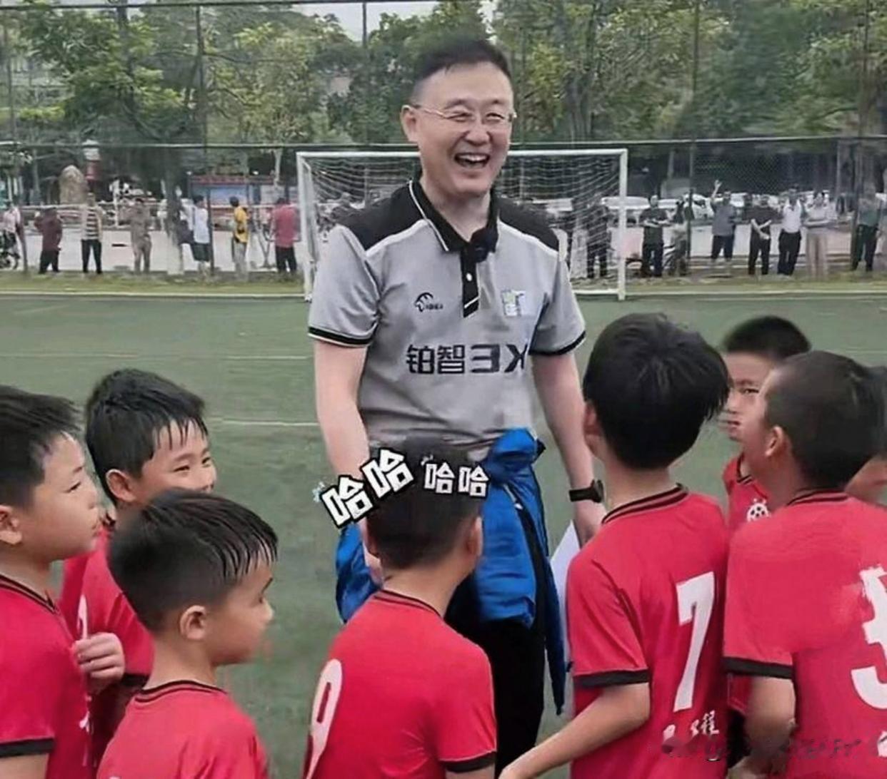 孙继海与董路的足球教学模式的对比；
孙继海模式：主打免费、基地化与系统训练，像“