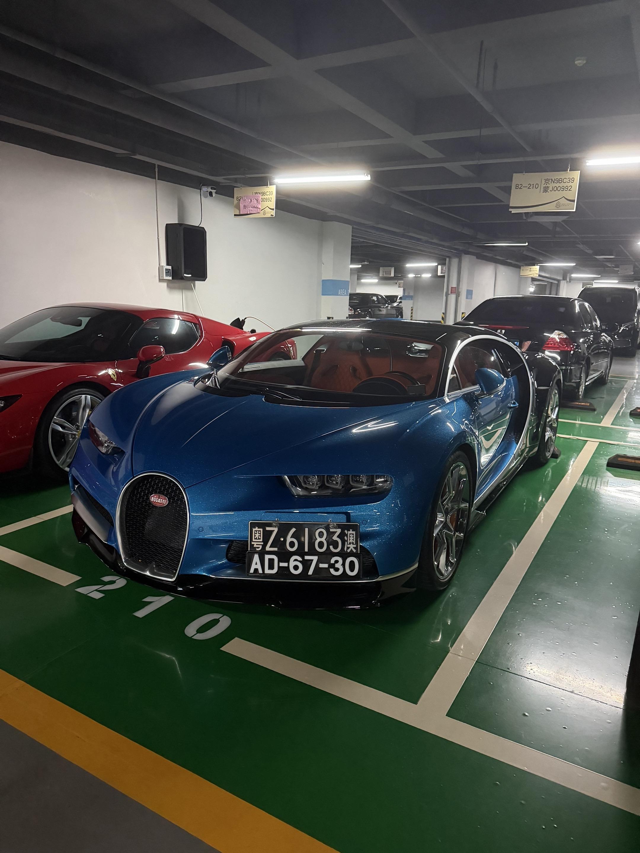 青岛偶遇一辆神秘富豪的布加迪chiron，具说车漆还要100万！