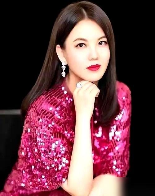 我跟你说，有钱人的世界有时候真看不懂，但又好像一瞬间就能懂。
​
李湘，就因为喝