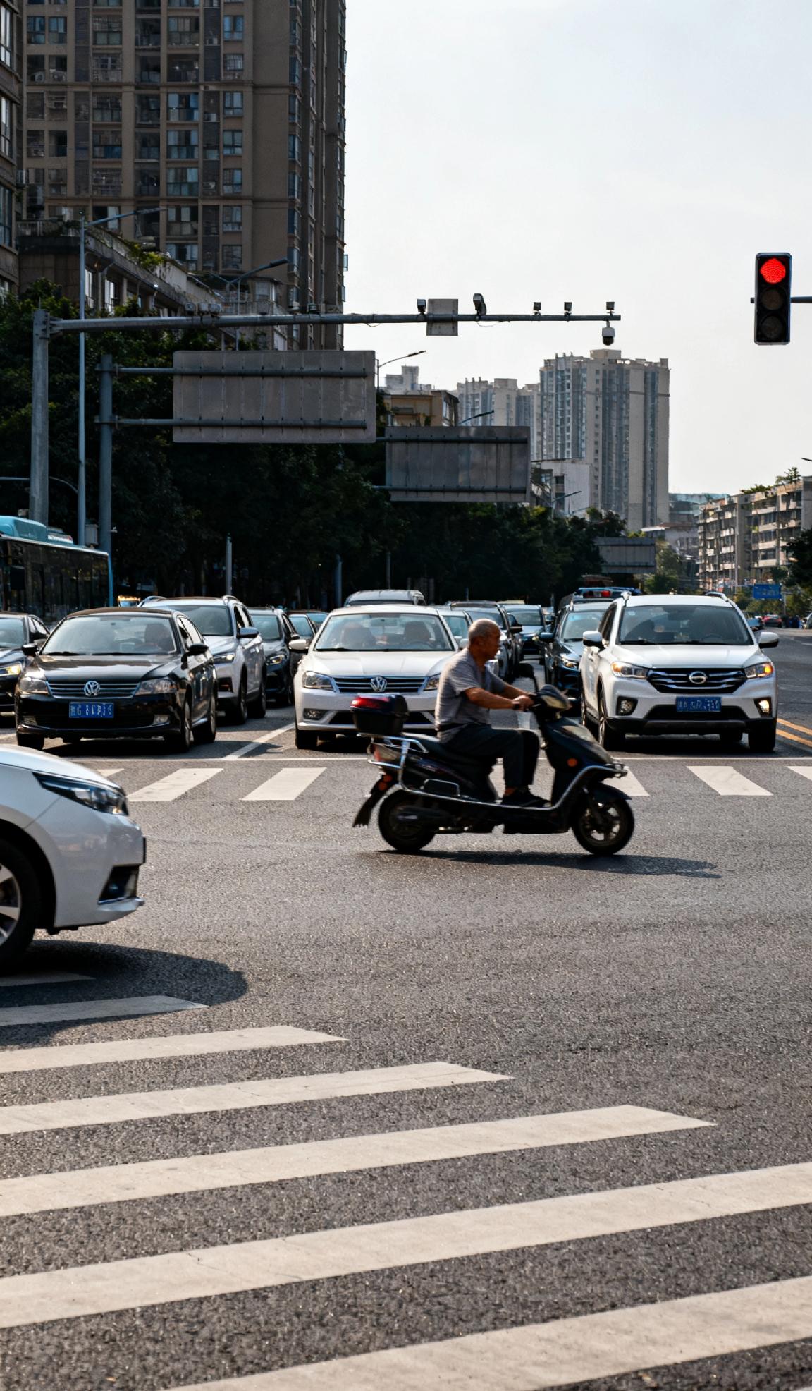 电动车逆行、闯红灯、不戴头盔等乱象，已成道路“隐形杀手”。这既扰乱秩序，更危及每