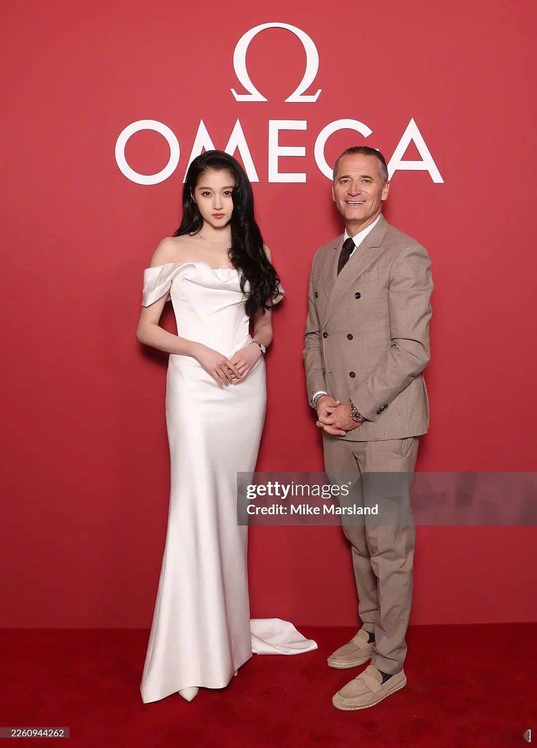 关晓彤米兰活动G社生图，晓彤真是越素越漂亮～关晓彤全英文采访