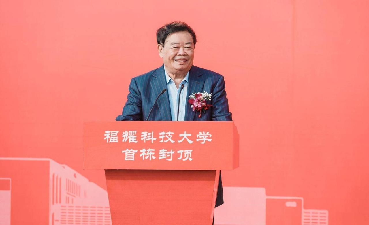 9月12日，福耀科技大学举行开学典礼，79岁曹德旺现身致辞。他寄语新生“立足中国