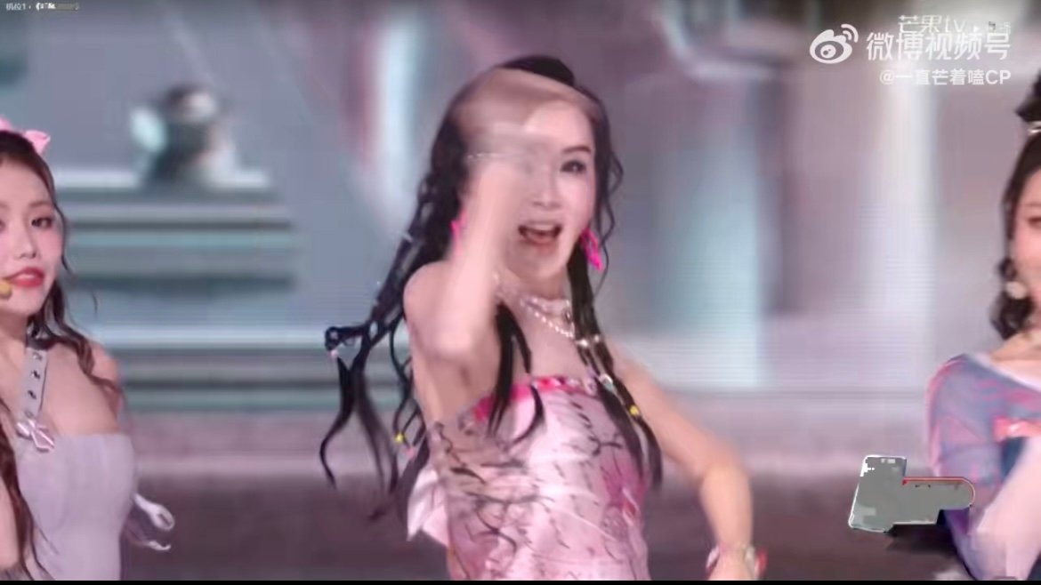 萧蔷古早千禧辣妹萧蔷的舞台氛围感直接拉满，千禧甜辣造型一出场就牢牢抓住眼球。乘风
