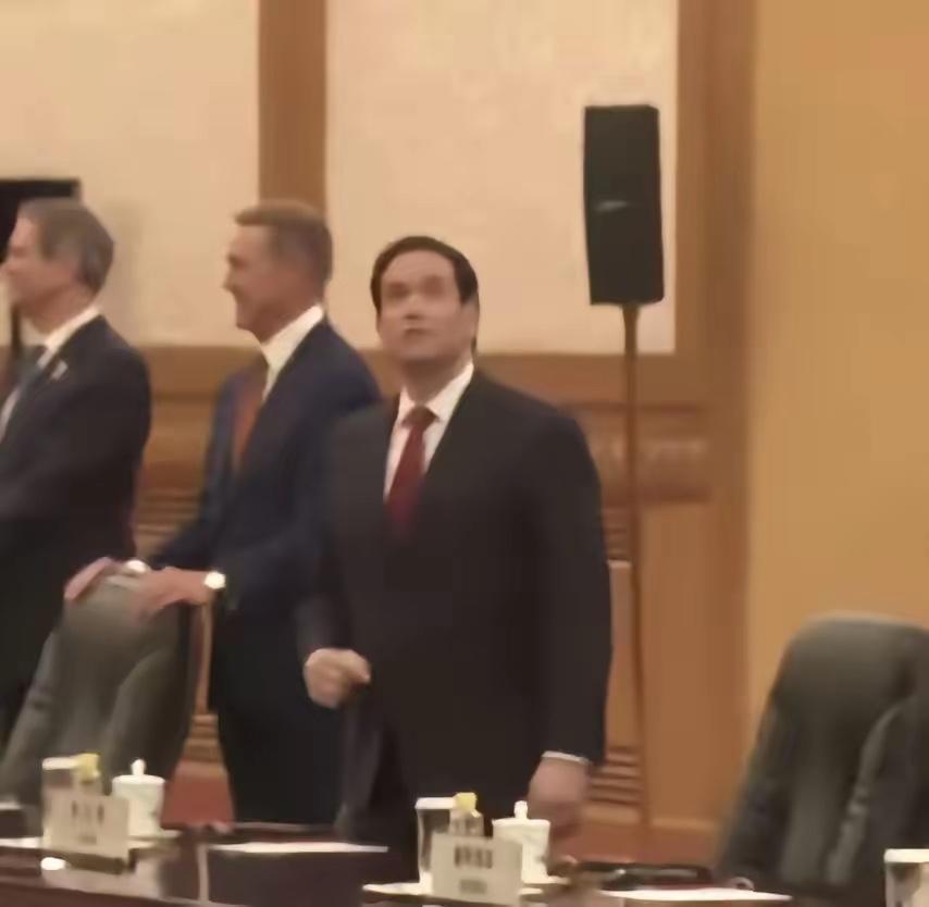 中国人爱憎分明！
耐人寻味的一幕，国宴上鲁比奥被“冷淡”。他在当议员期间，被中国