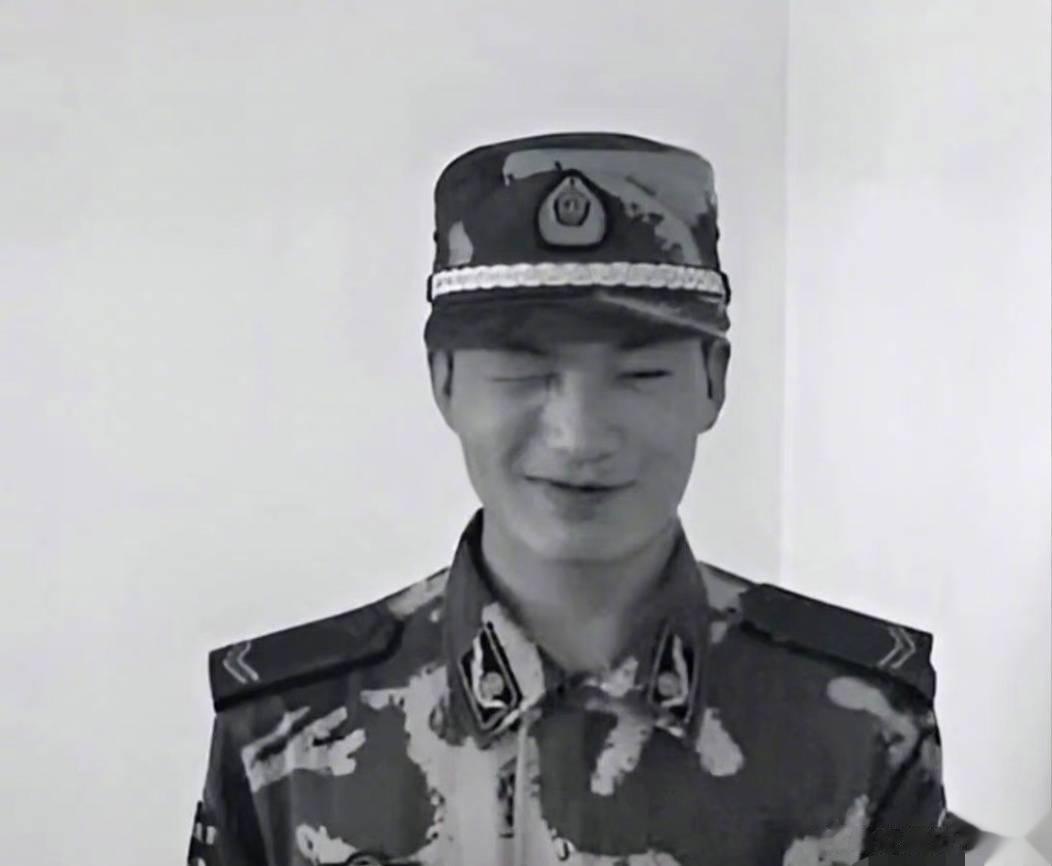 在2011年7月18日，年轻的武警战士吴艳杰，在一场激烈的反暴行动中，展现出了英