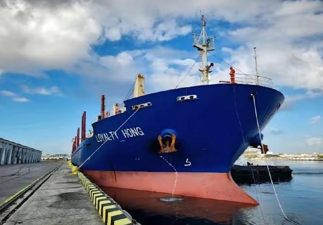 一艘巨轮抵达哈瓦那港，白宫官员气的直摔报告：中国到底还是出手了！
 
麻烦看官老