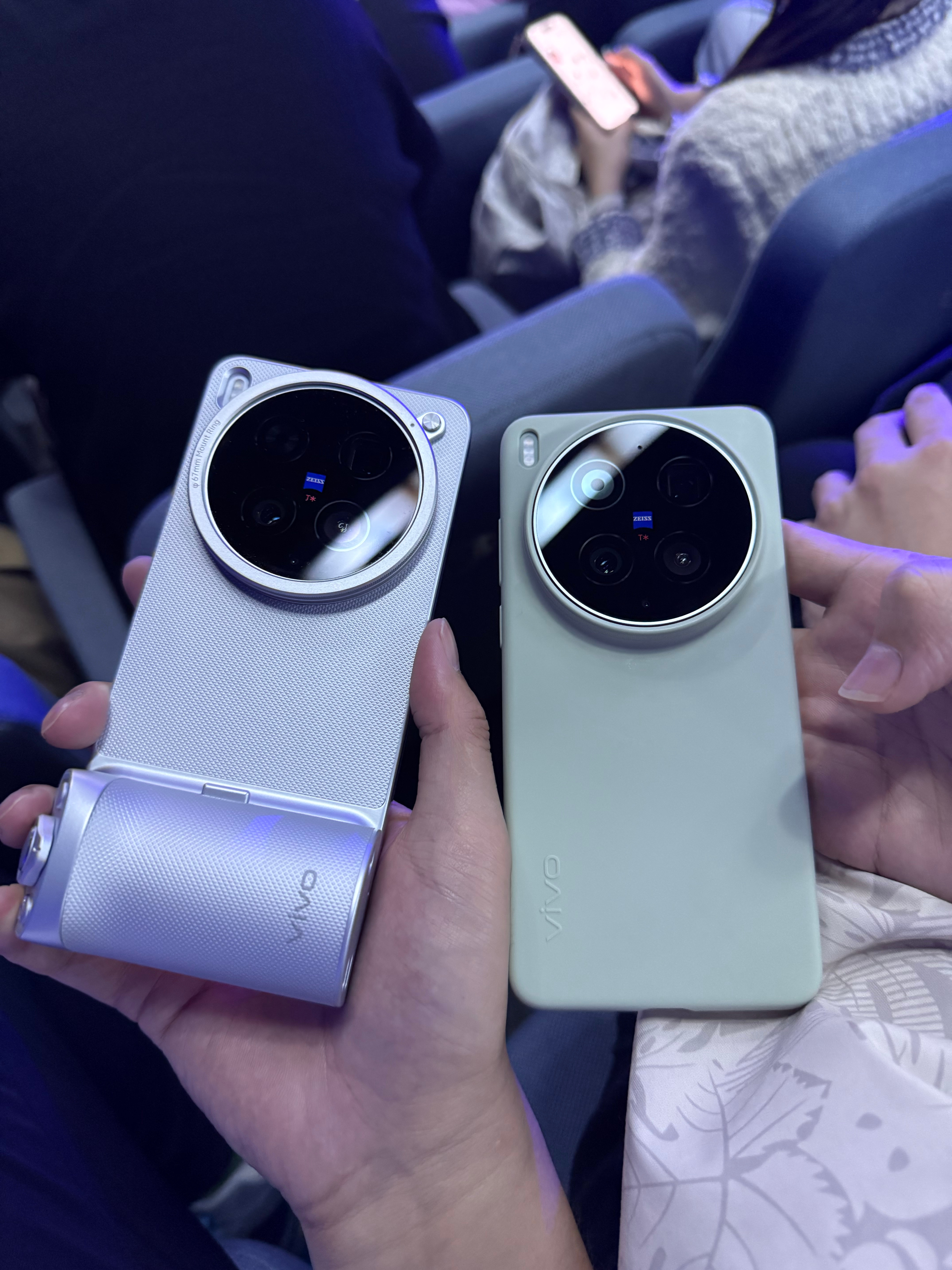 今天来参加华境S技术发布会坐我旁边的车媒用的是最新的vivo X300 Ultr