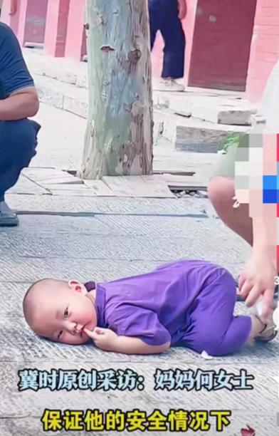 最近河南新乡一家人在街上遛弯，小孩想吃冰镇西瓜被妈妈拒绝后躺在地上不起来。全家人