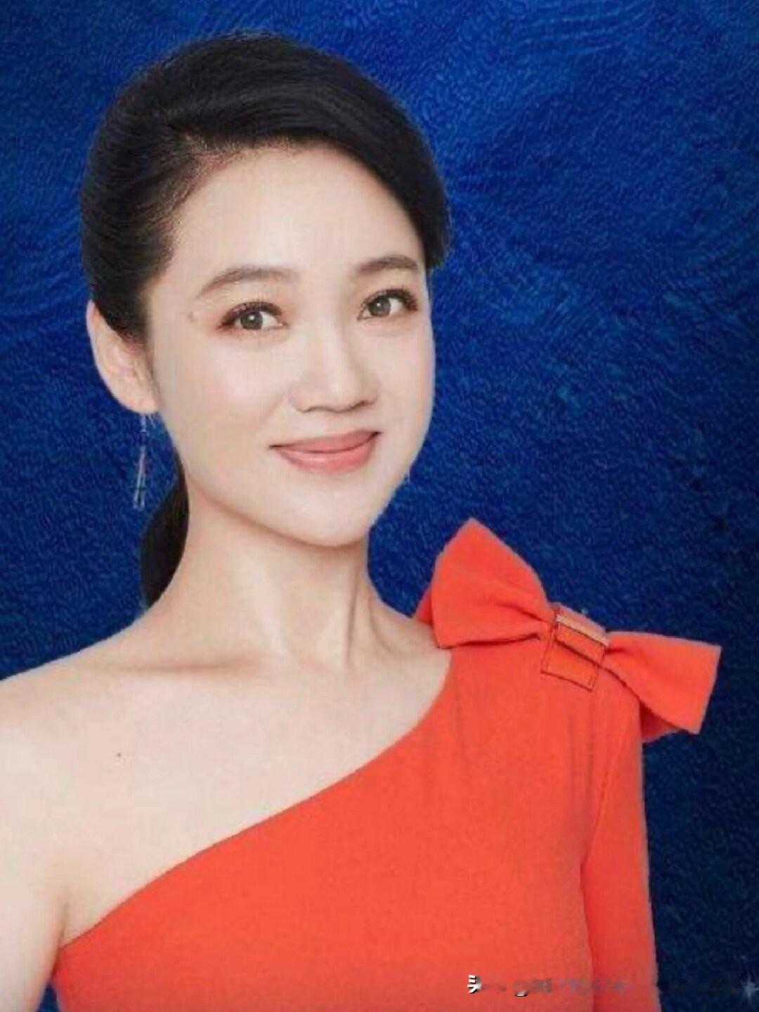 曾是安徽卫视一姐，51岁只想做称职妈妈，光环背后的心酸无人知晓！
一个在主持界闪