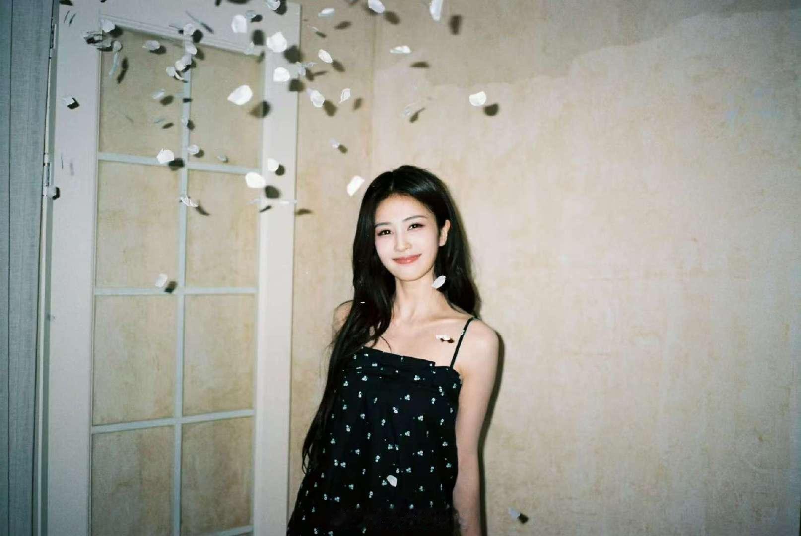 白鹿黑色碎花吊带造型白鹿六一撒花随拍 好萌吧 ，六月都来看莫离 